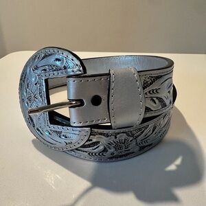 Que Chula Leather Tooled Belt.